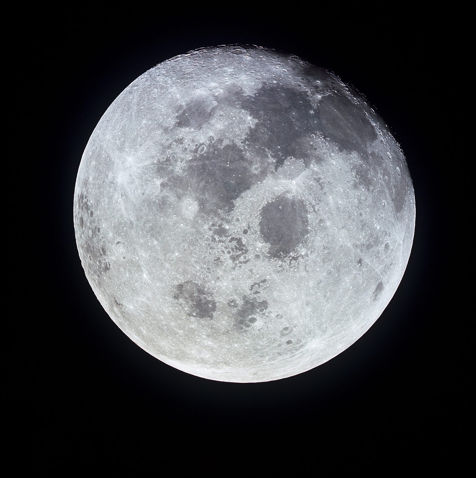 Disco completo de la Luna llena sobre fondo negro, con mares oscuros y tierras altas claras.