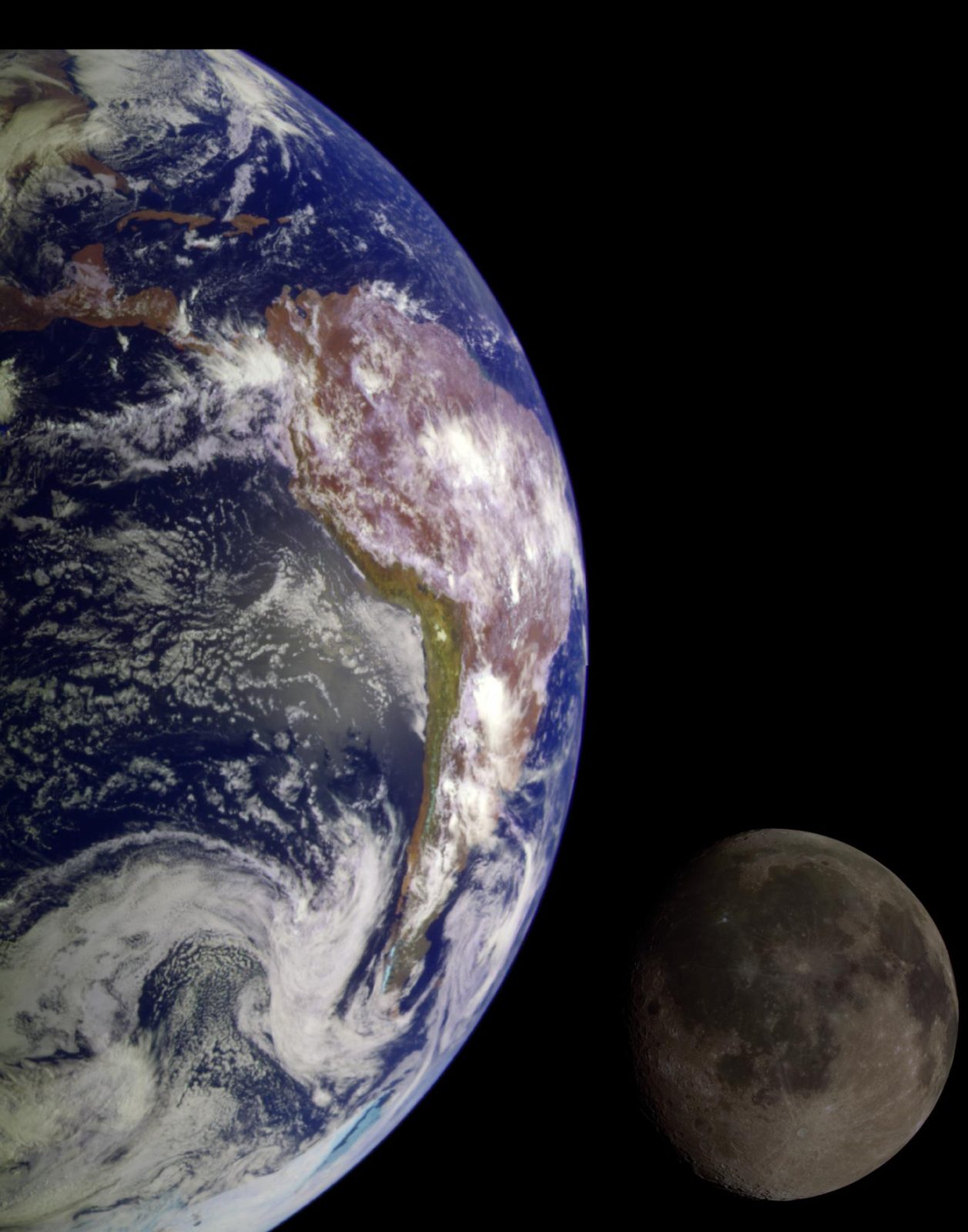 La Tierra, con América asomando entre las nubes, ocupando la mitad izquierda del encuadre, y la Luna, gris y mucho más pequeña, abajo a la derecha.
