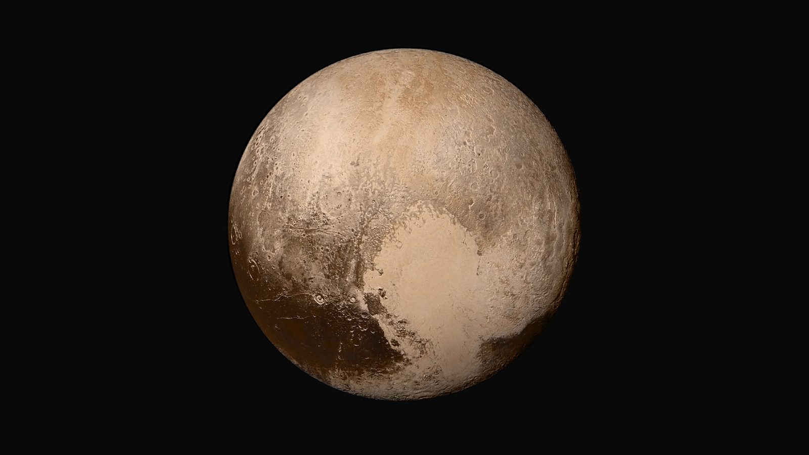 Disco completo de Plutón sobre fondo negro, beige y rojizo, con una gran llanura clara en forma de corazón.
