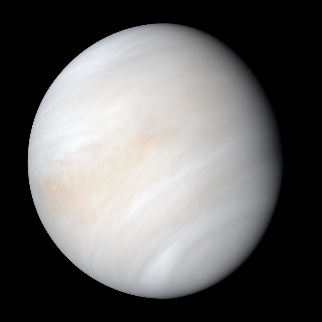 El disco de Venus, cubierto por una capa de nubes lisas con un veteado diagonal apenas insinuado.