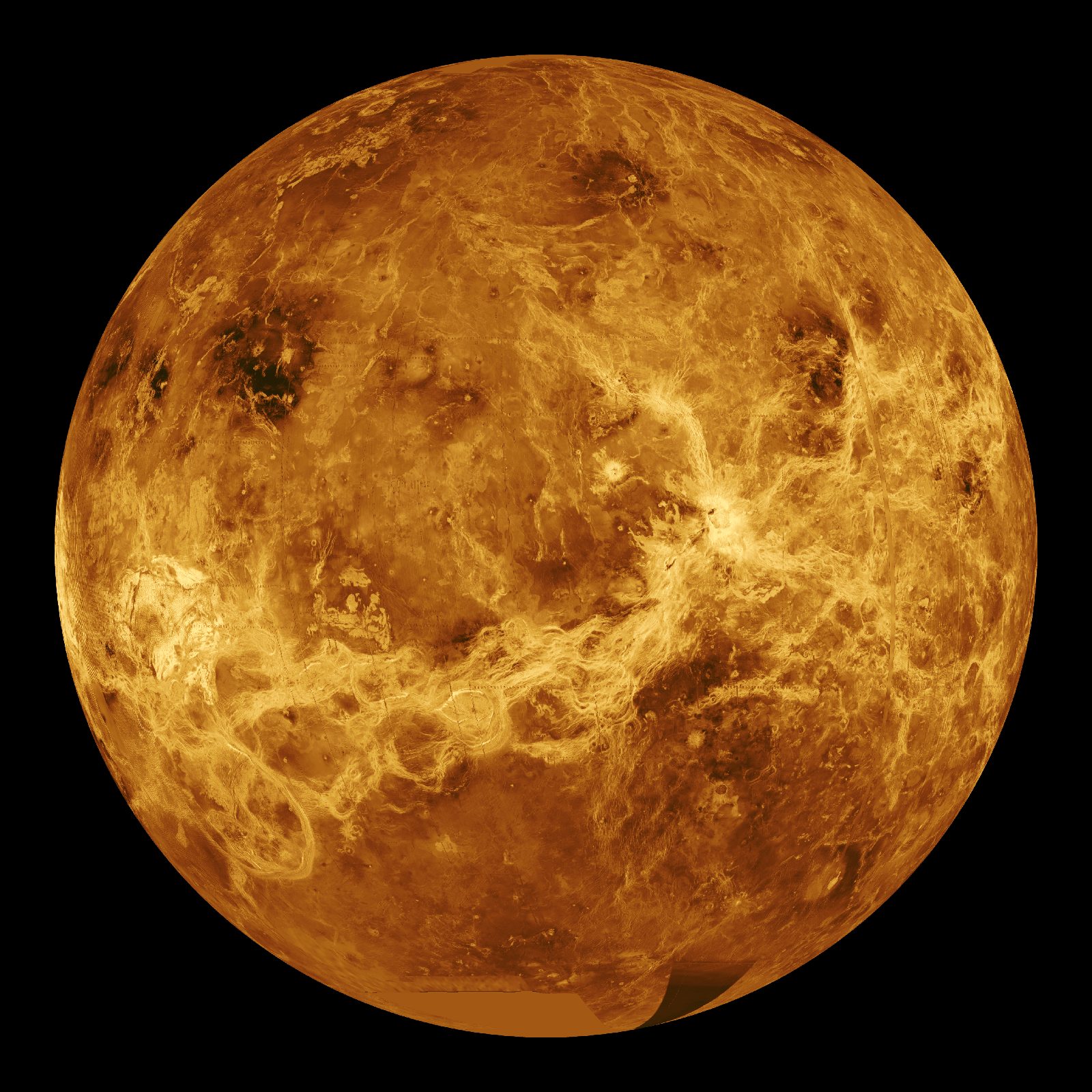 Globo de Venus reconstruido por radar, en tonos ocres, con llanuras lisas, cordilleras rugosas y cráteres repartidos.