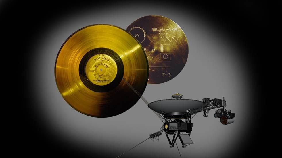 Un disco dorado con grabados geométricos en la funda, junto al propio disco fonográfico chapado en oro.