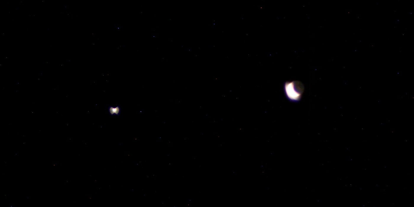 Una Luna en creciente muy fina, con su parte oscura apenas visible, y a su izquierda el punto brillante de Venus sobre un cielo negro.