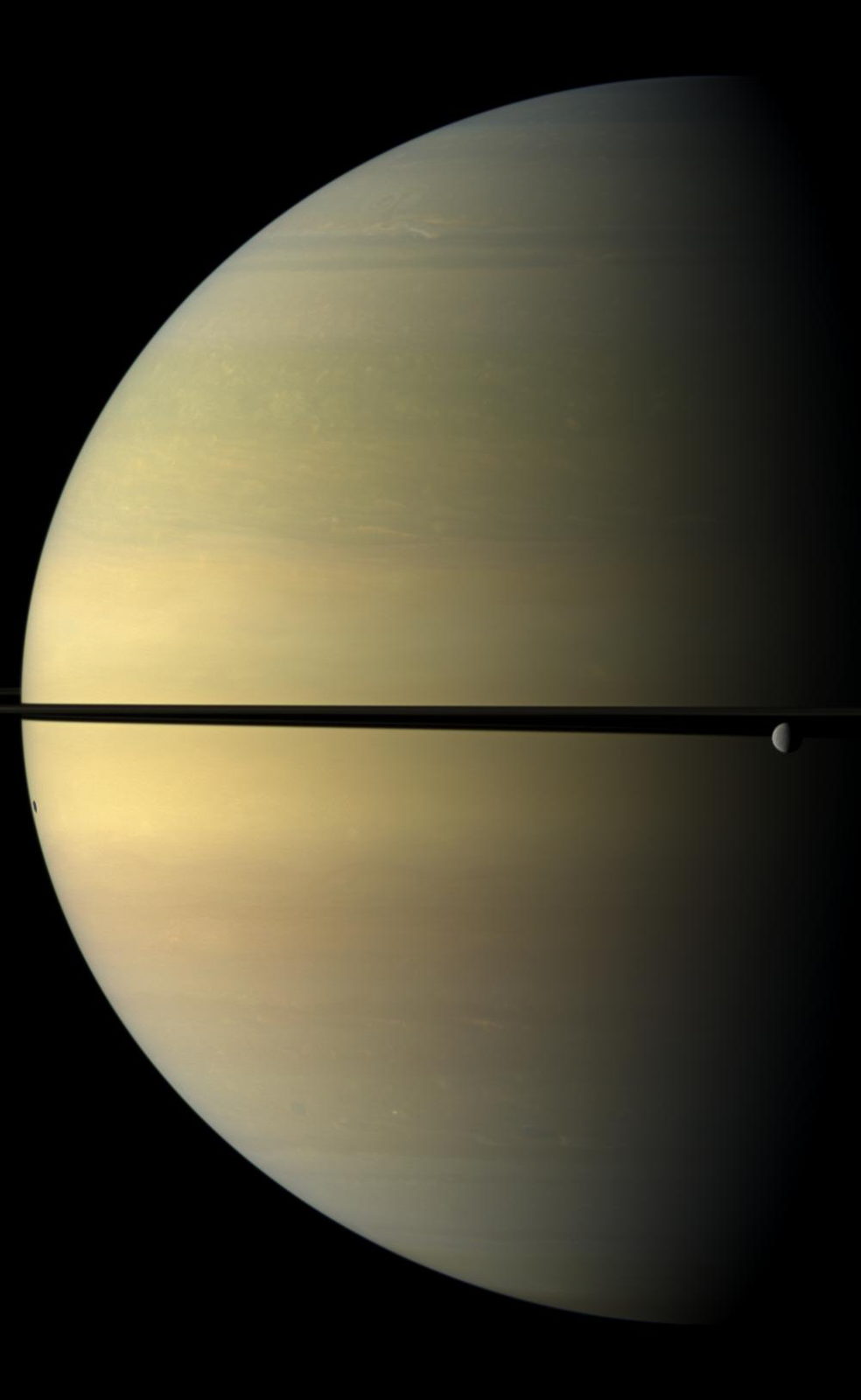 Saturno de canto, con sus anillos reducidos a una línea fina que cruza el disco del planeta.