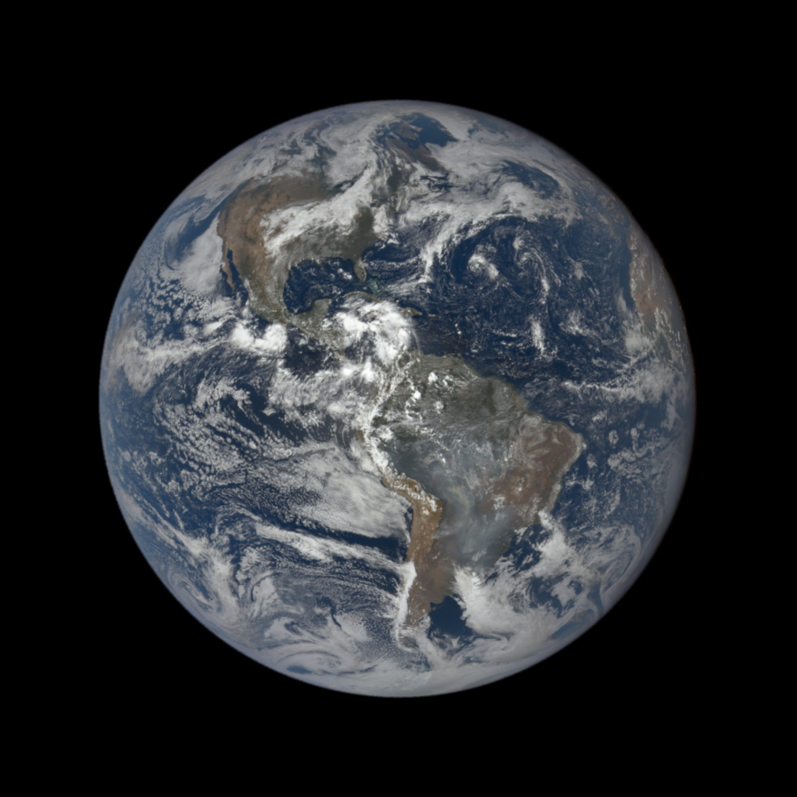 La Tierra completa iluminada de frente, con América en el centro; la línea que separa el día de la noche cae recta, de polo a polo.